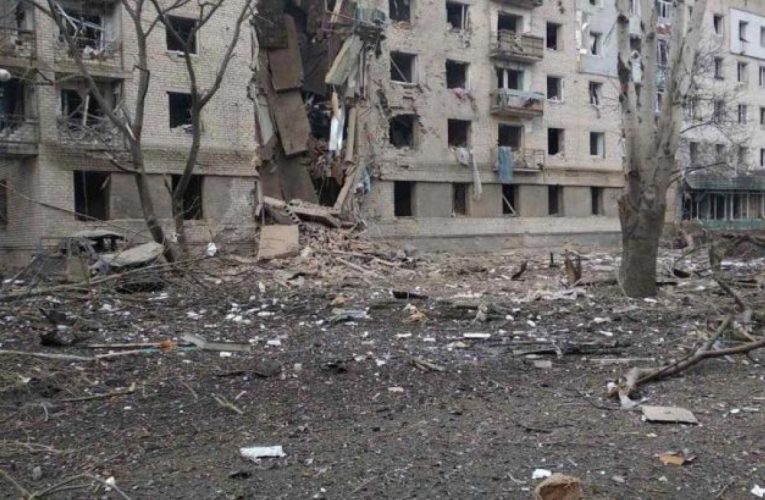 На Оріхів Запорізької області окупанти скинули авіабомби: зруйновано цілий під’їзд, поранено жінку