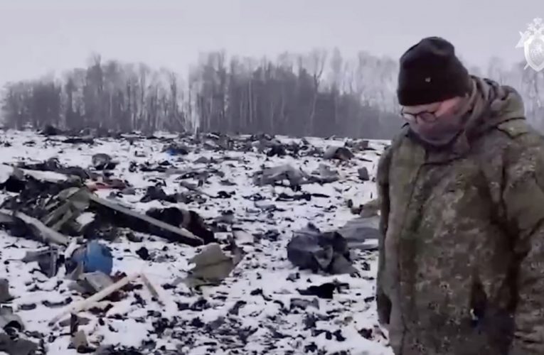 РФ показала документи трьох військовополонених. Стверджується, що вони були на борту Іл-76