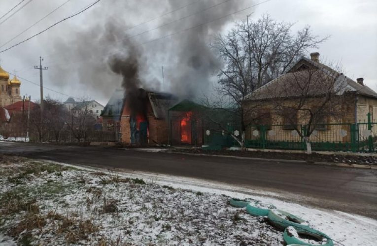 РФ обстріляли Курахове з «Градів»: є жертви та руйнування