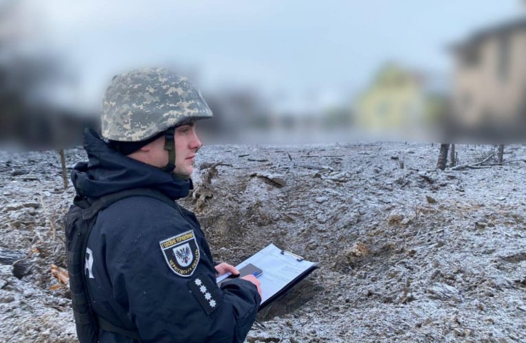 Поліція Чернігова показала наслідки ракетної атаки на житлові будинки