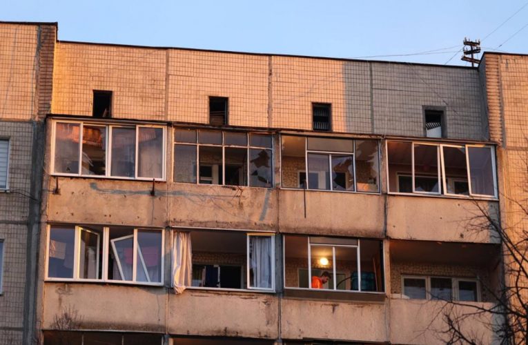Удар РФ по Львову: вибуховою хвилею вибито вікна в будинках, троє людей постраждали
