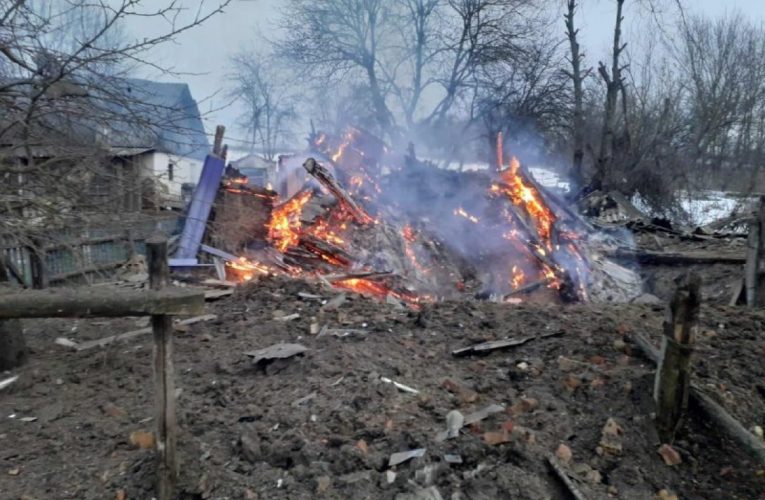 Окупанти з авіації та артилерії обстріляли Сумську область: спалахнула пожежа, загинули двоє людей
