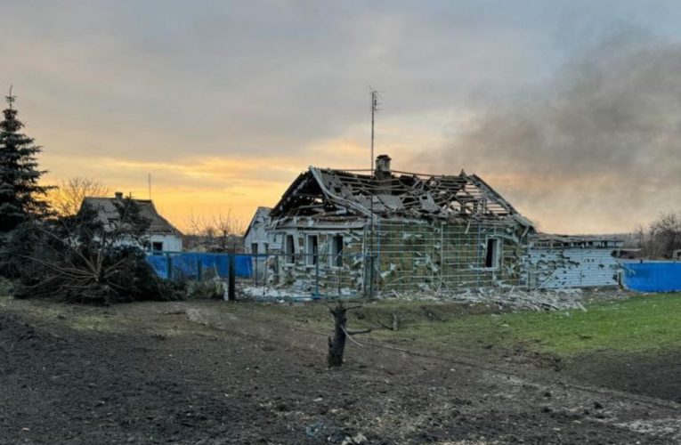 Обстріл Костянтинопільского на Донеччині: поранено 9 людей, одна — загинула