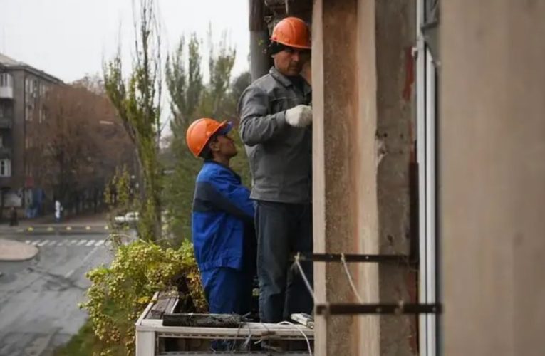Будівельників із Середньої Азії заселяють у відремонтовані будинки у захопленому Маріуполі