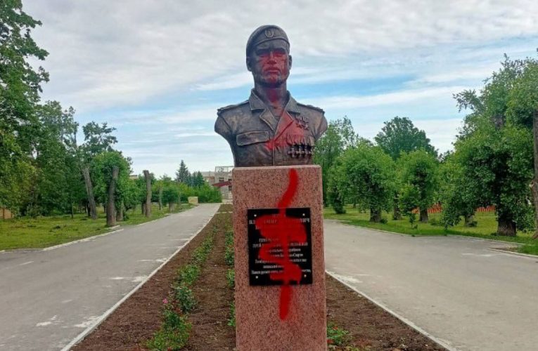 У Макіївці облили фарбою пам’ятник загиблому бойовику «ДНР»