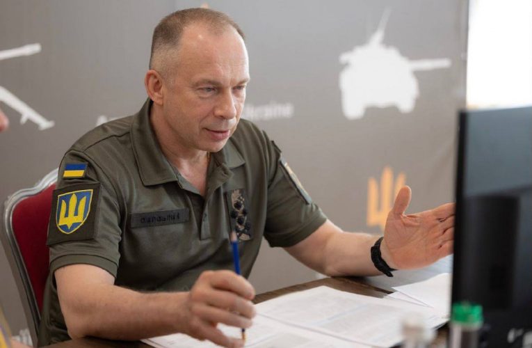 На Донеччині український військовий узяв у полон чотирьох російських окупантів — Сирський