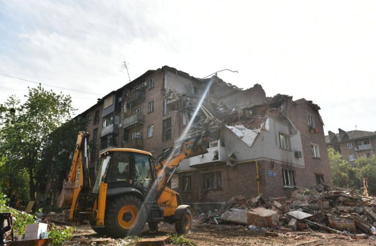 Ракетний удар росіян по п’ятиповерхівці у Харкові: кількість загиблих зросла до п’яти