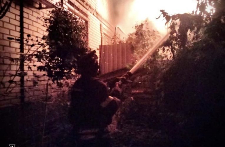 У Херсоні росіяни обстріляли житлові будинки та лікарню