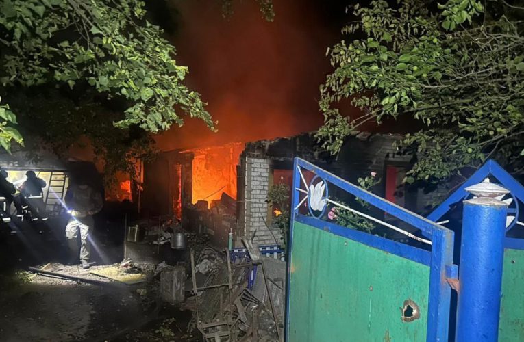 РФ понад 10 разів обстріляла населені пункти Донеччини: пошкоджено будинки, є постраждалі