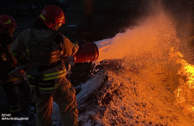 Окупанти вдарили по Прикарпаттю: спалахнула пожежа