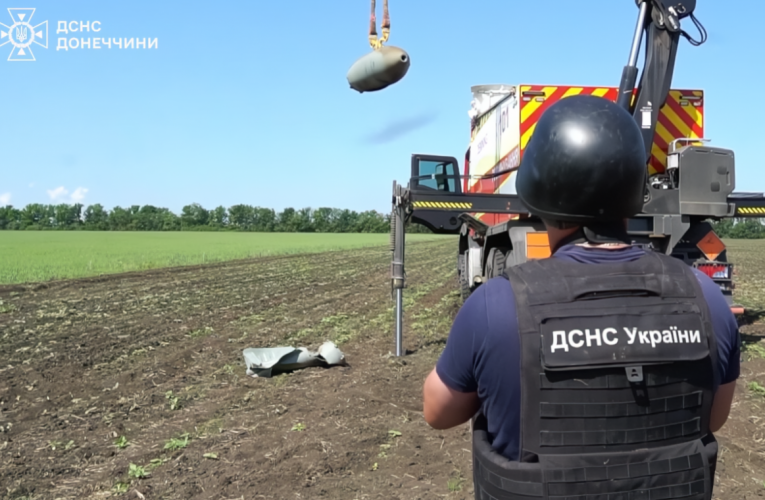 У Костянтинівці рятувальники знешкодили дві авіабомби, що не розірвалися