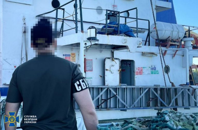 СБУ затримала капітана судна за вивезення українського зерна з Криму