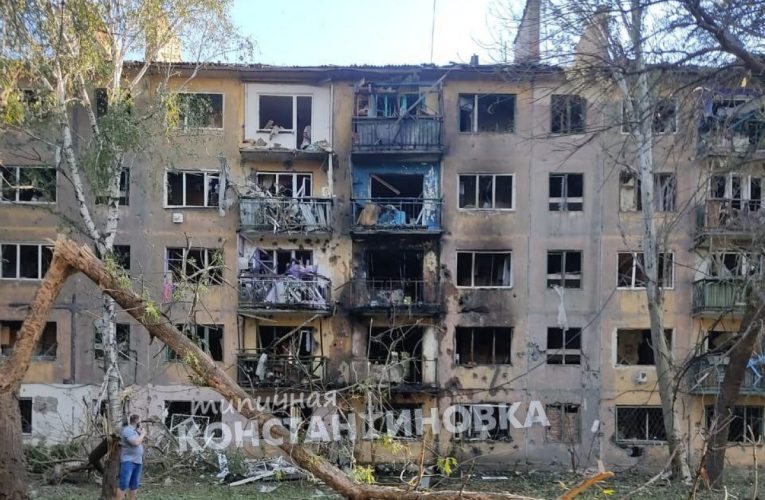 Опубліковані фото наслідків нічного обстрілу Костянтинівки, де поранено двох людей