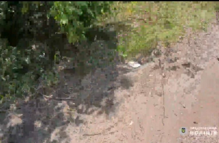 Під Торецьком авто парамедиків поліції потрапило під обстріл: є постраждалі