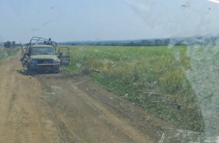 Вибралися з-під завалів після атаки РФ: «Білі янголи» показали евакуацію людей з Красногорівки