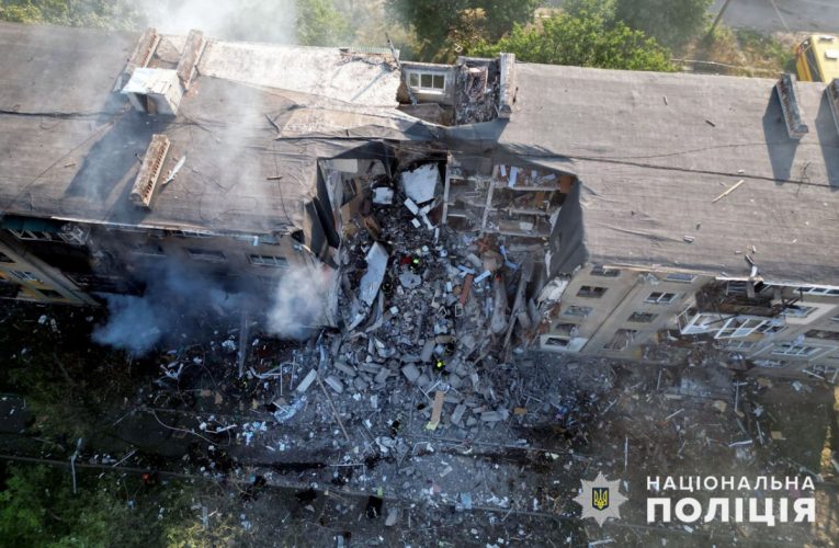 Удар по Мирнограду: під завалами будинку шукають подружню пару