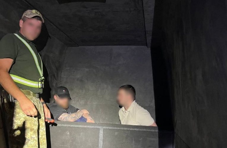 Двох ухилянтів разом з цигарками «зашили» у стінку мікроавтобуса