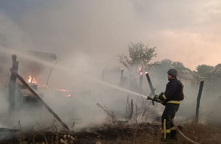 Армія РФ влучила в житловий будинок у селищі під Краматорськом: спалахнула пожежа