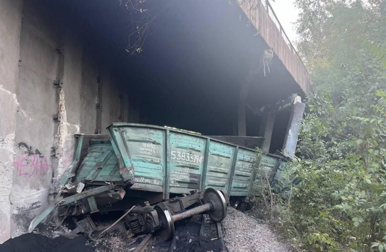 У Кривому Розі з рейок зійшов вантажний потяг