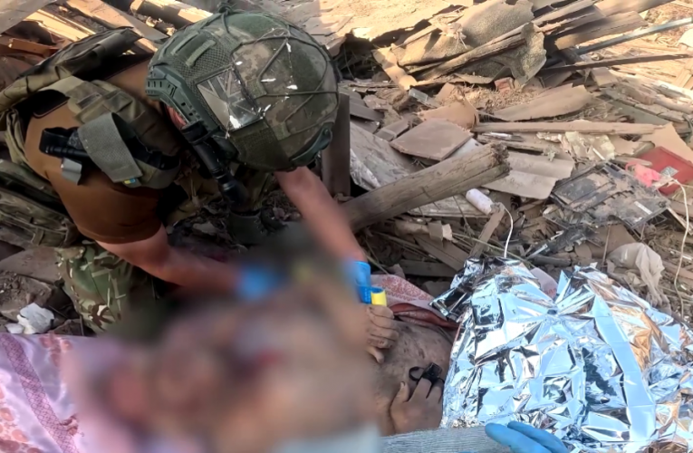 Вижили під завалами після удару авіабомби: на Донеччині поліцейські врятували поранене подружжя