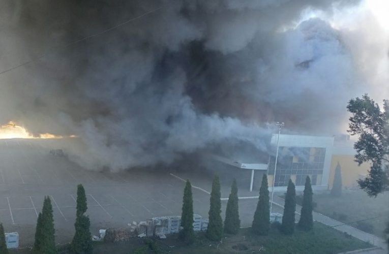 У Петровському районі окупованого Донецька повністю згорів ТЦ «Галактика»: повідомляють про обстріл