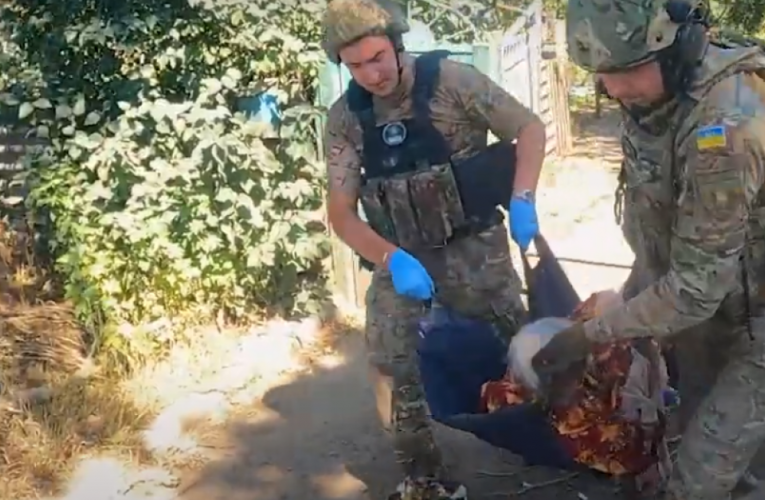 Їх винесли з дому на руках: на Донеччині поліцейські врятували літнє подружжя з фронтового села