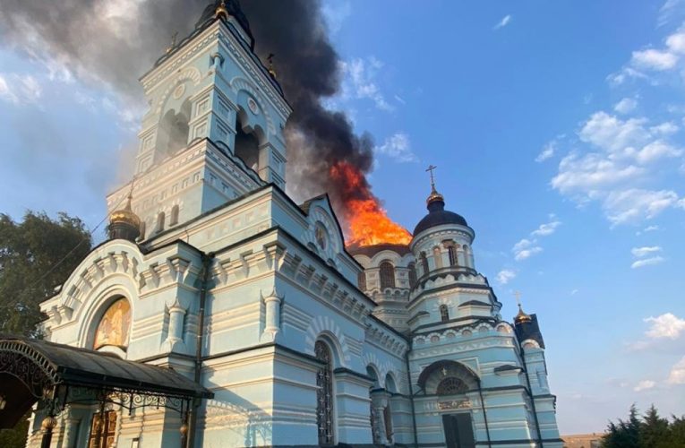 Удар РФ по храму на Донеччині: там виникла масштабна пожежа, рятувальники потрапили під повторний обстріл