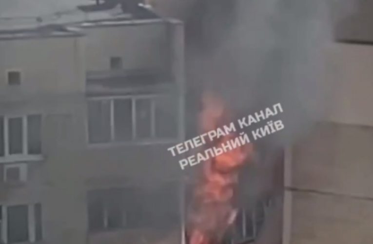У багатоповерхівці на лівому березі Києва горить квартира