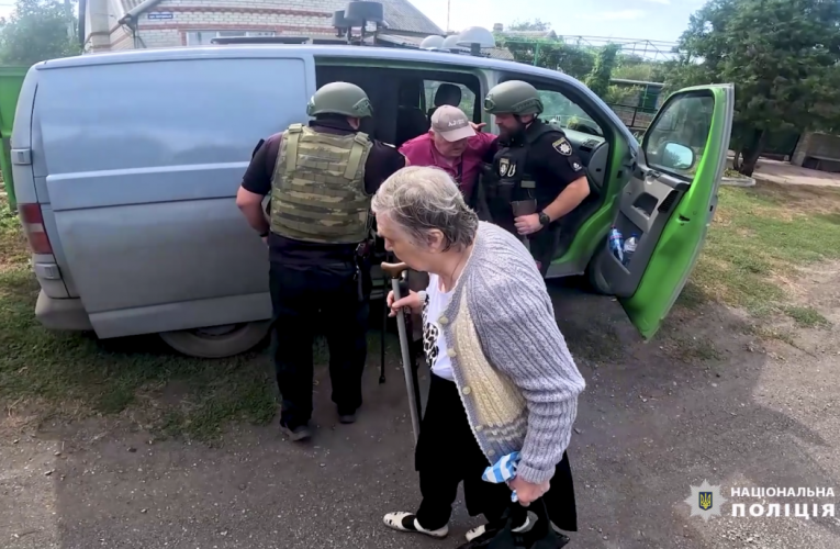 Поліція показала кадри евакуації людей похилого віку з Селидового