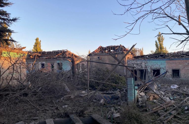 Обстріл Донеччини: російські війська вдарили по міськраді у Добропіллі та житлових будинках