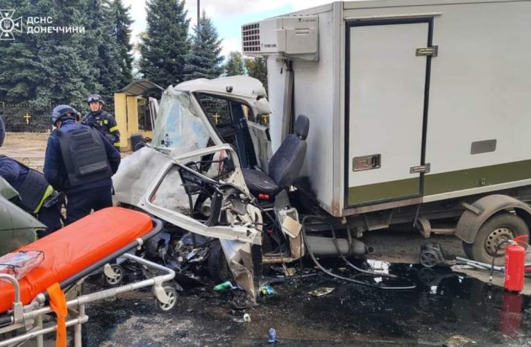 У Дружківці Донецької області співробітники ДСНС врятували чоловіка з розбитого автомобіля