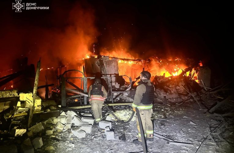 Російська армія обстріляла Лиман: виникла масштабна пожежа, рятувальники гасили житлову забудову та автомобілі
