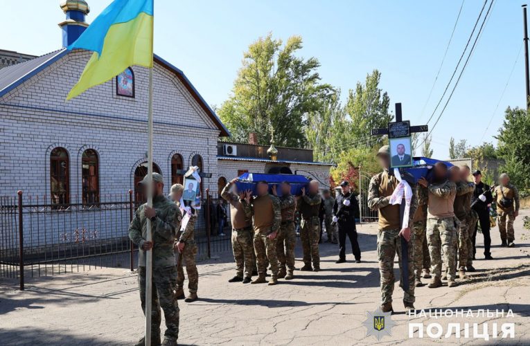 Потрапили під ракетний удар: в Донецькій обалсті попрощалися із загиблими поліцейськими