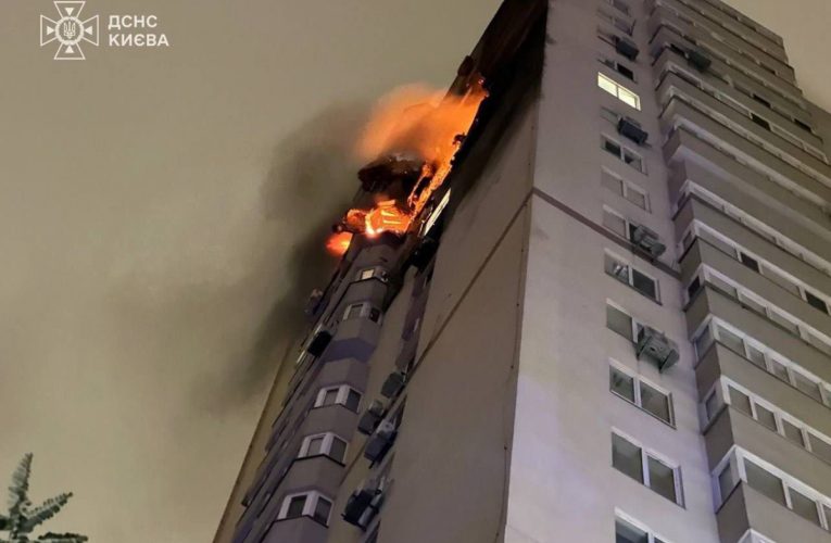 У Києві горить житловий будинок після атаки російського дрону