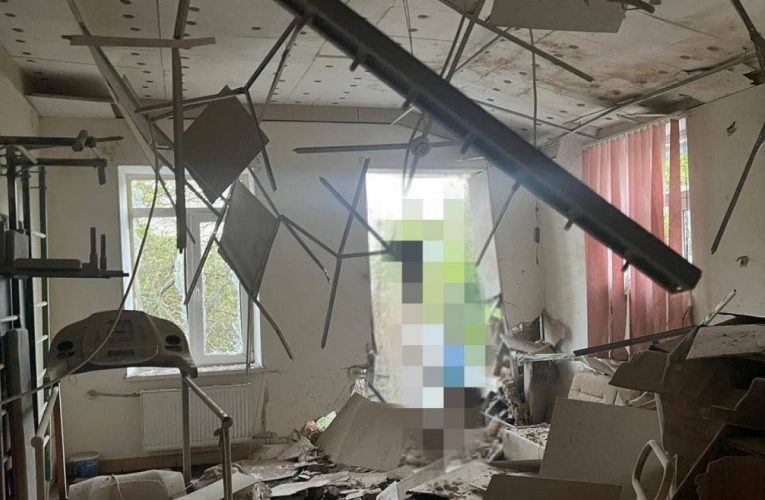 Окупанти вдарили по геріатричному центру на Херсонщині: постраждали двоє медпрацівників