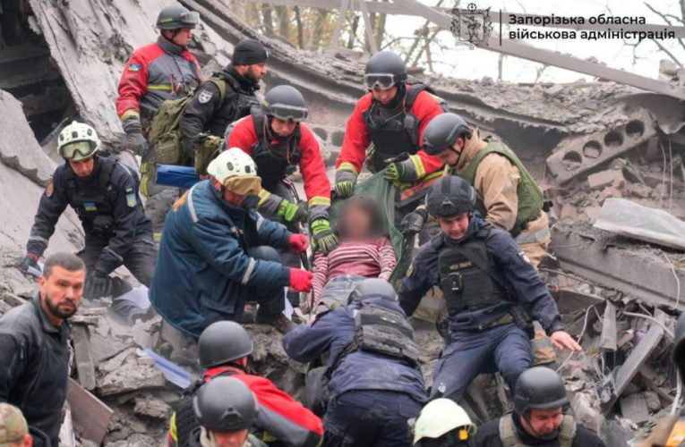 Росія завдала удару по житловому кварталу Запоріжжя: пошкоджено будинки, є постраждалі