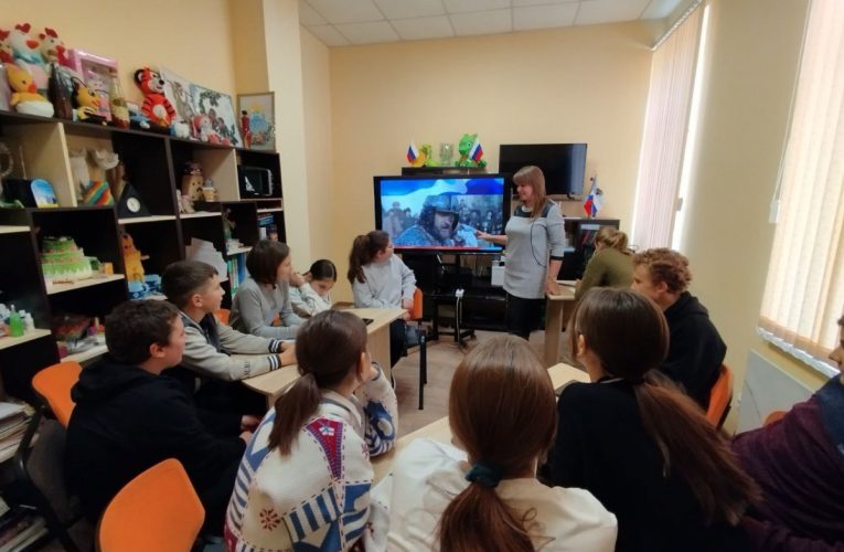 У Маріуполі продовжується русифікація дітей: у місті проходять уроки пропаганди до «дня народної єдності»