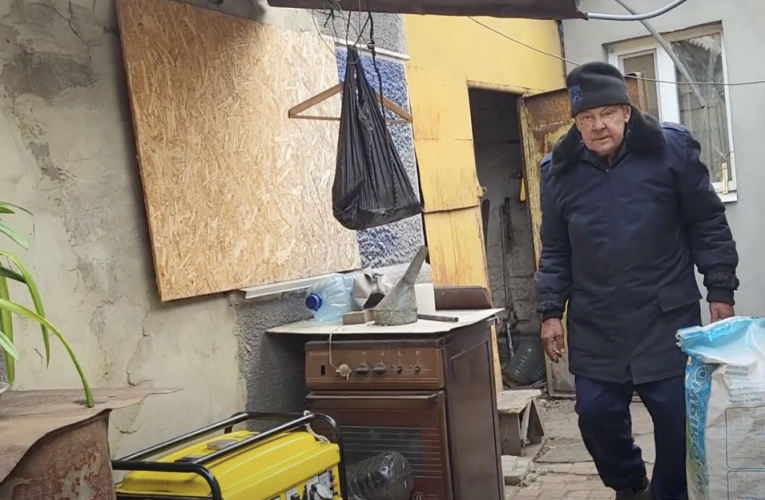 Це перегони з часом: поліція продовжує евакуювати людей із Курахового
