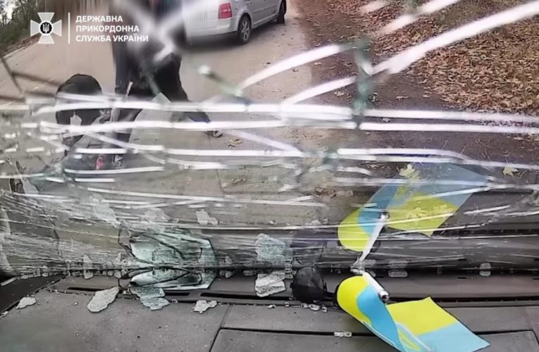 На Херсонщині дрон РФ атакував авто, прикордонники врятували водія