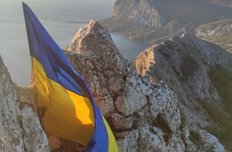 В окупованому Криму активісти підняли український прапор