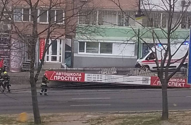 У Дніпрі через штормовий вітер зупинка впала на людей: є постраждалі