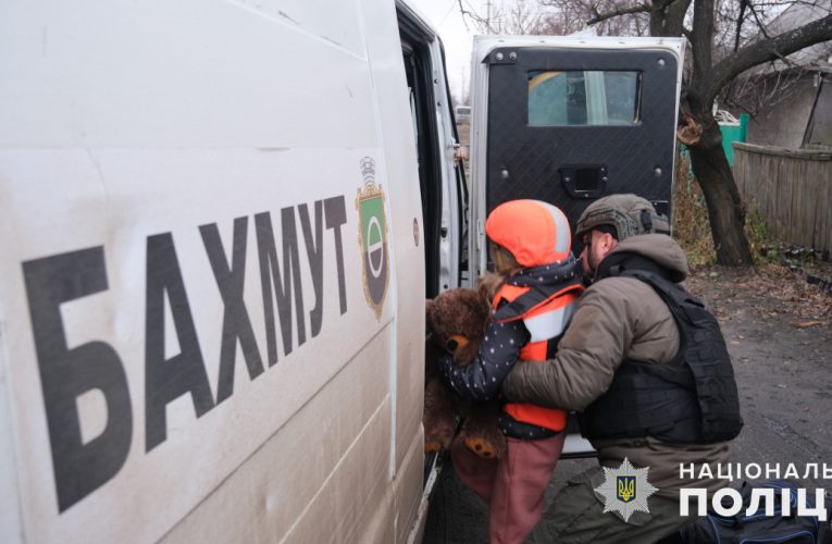 Екіпаж «Білий янгол» евакуював матір з двома дітьми з прифронтового селища у Покровському районі