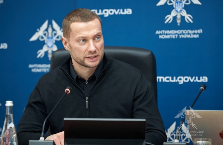 З глави АМКУ Кириленка зняли браслет і дозволили пересування Україною