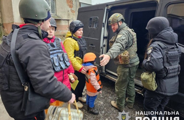 Поліцейські евакуювали сім’ю з дітьми з Костянтинівки