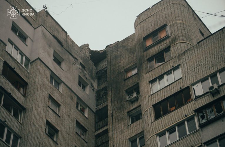 Російський безпілотник влучив в багатоквартирний будинок у Києві