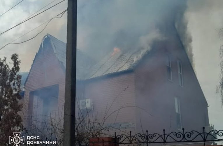 Загарбники обстріляли Костянтинівку: рятувальники ліквідували пожежу