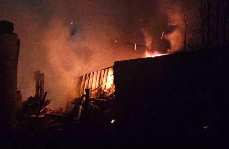 Другий удар за день: в Херсоні горить приватний будинок після атаки КАБами