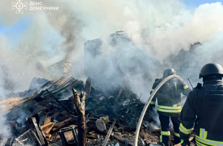 У Донецькій області рятувальники ліквідовують наслідки обстрілів, є постраждалі