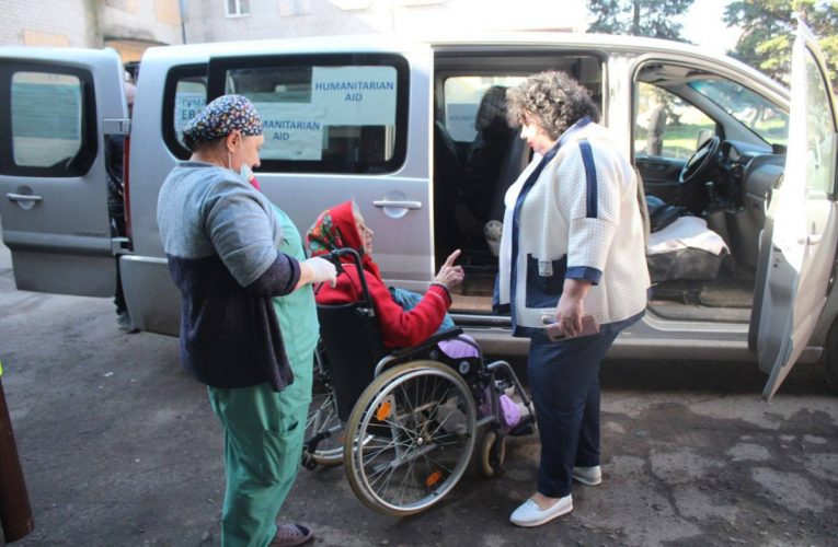 Ще трьох жінок похилого віку з інвалідністю евакуювали з Донецької області