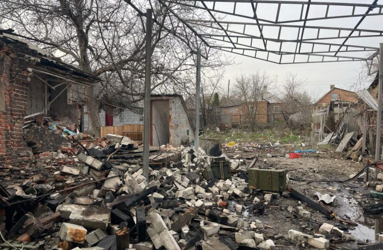 Пошкоджено будинки та адмінбудівлі: наслідки російських ударів по Донеччині за добу